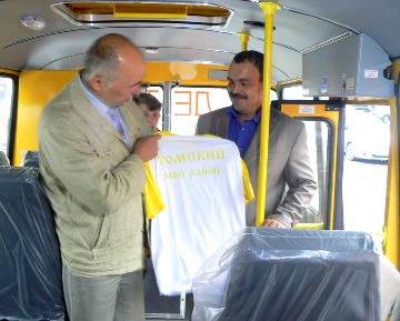 Владимир Лукьянов поздравляет директора МБОУ Зоркальцевская СОШ Томского района с новым автобусом