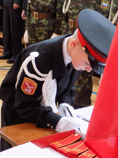 Оружие, мундиры, вальс:  Малиновская школа празднует День защитника Отечества