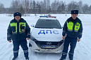 Сотрудники Госавтоинспекции Томского района помогли замерзающей семье на загородной трассе